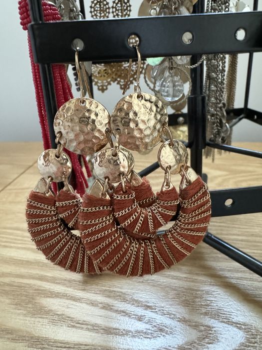 Brincos e colar usados uma vez