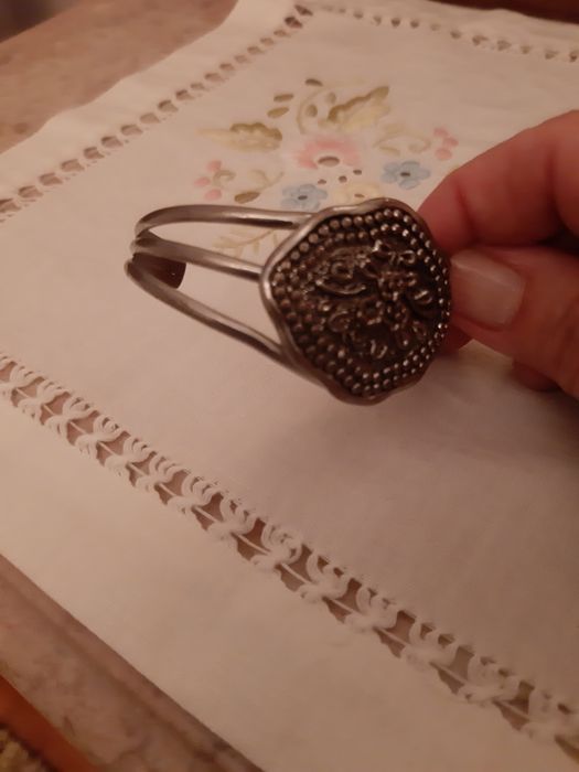 Pulseira prateada com medalhão