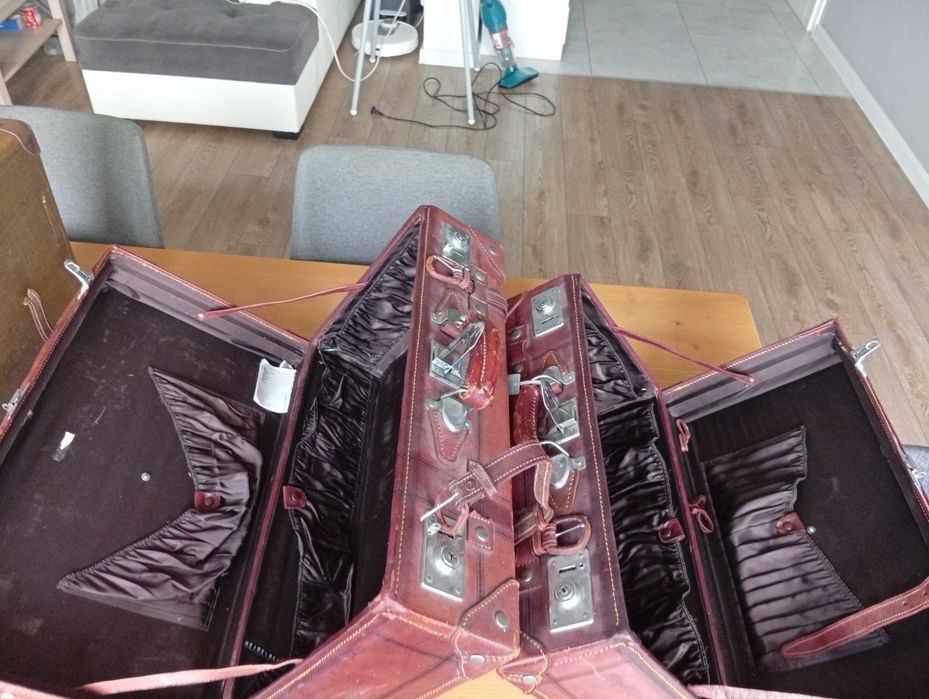 Stół drewniany i 6 krzeseł.Trzy walizki vintage z minionej epoki