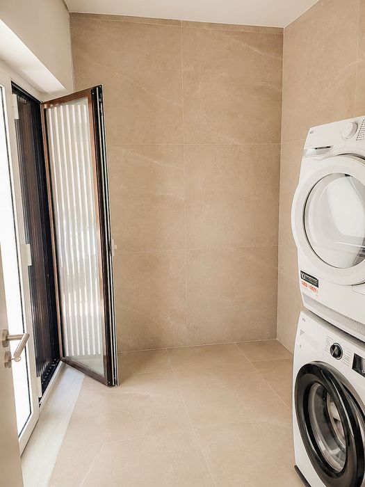Apartamento/ Loja T2 vista mar, a 30 metros da marginal