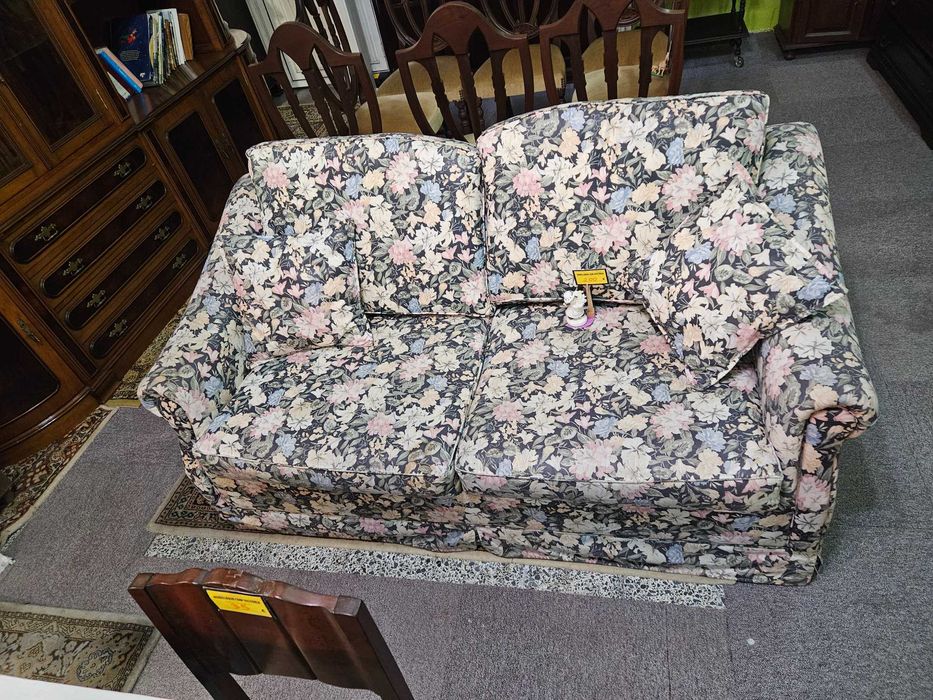 Sofá cama - sem qualquer zona rasgada ou danificada
