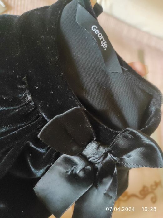 Чорне велюрове плаття 2-3 роки .