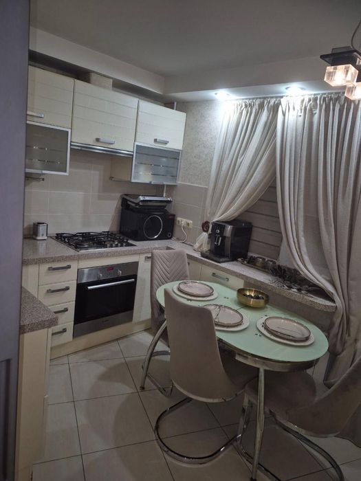 Продам 3к. квартиру з ремонтом та меблями