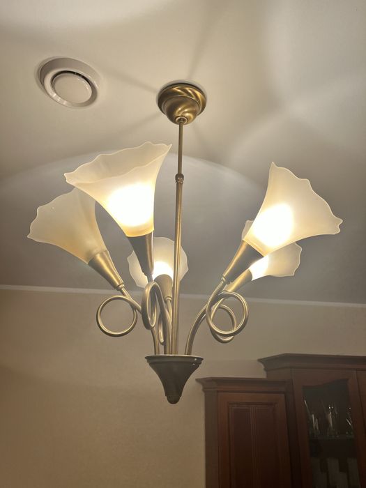 Zestaw mebli do salonu lub jadalni z dużym stołem