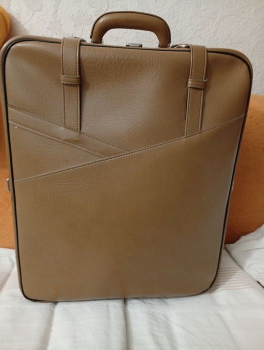 Чемодан дорожный