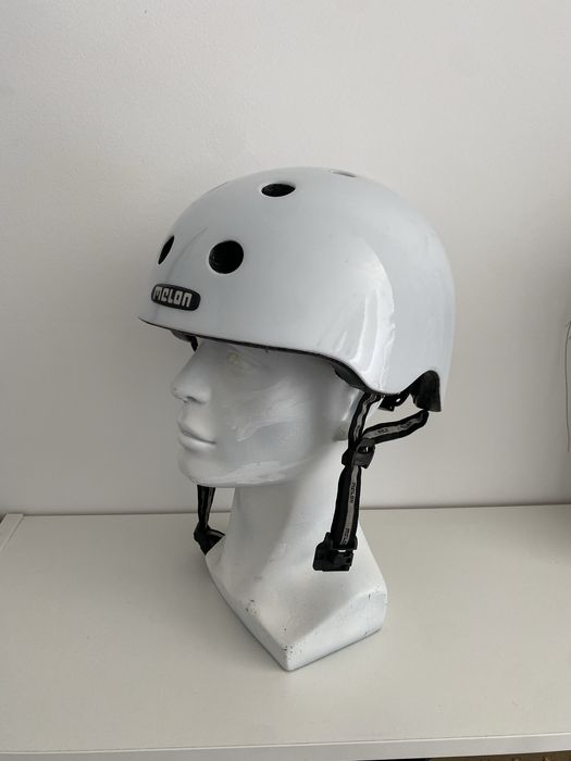 Capacete branco Melon bicicleta