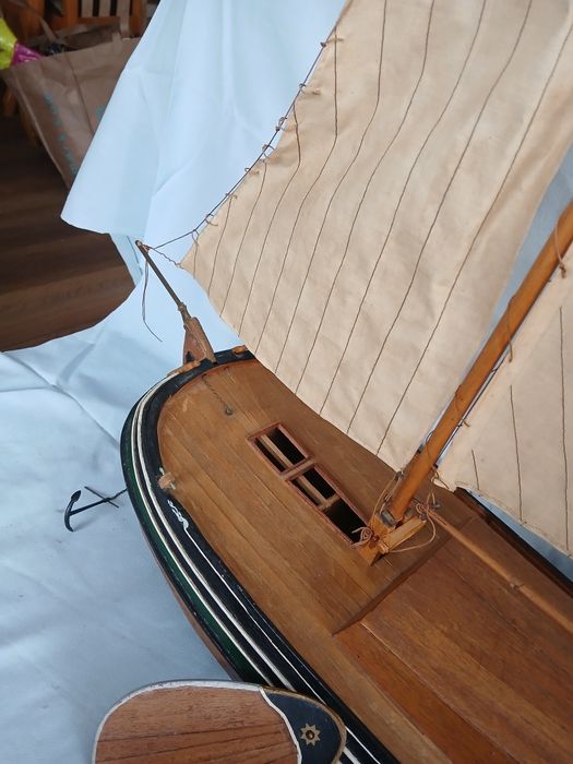 Dekoracyjny model łódki żaglowej z Holandii.