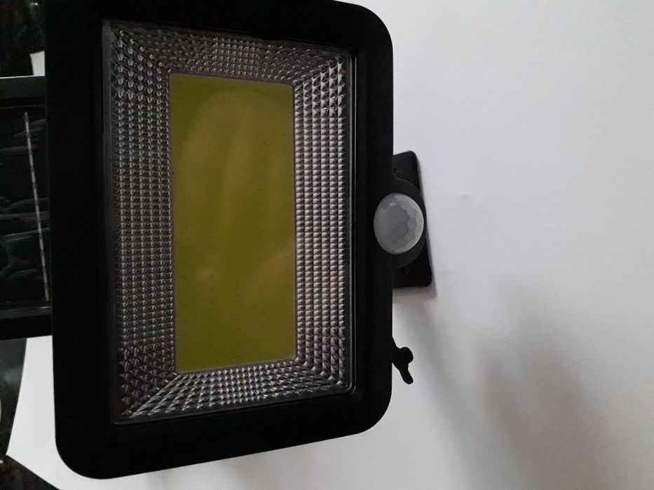 Holofotes de 120 led com Luz solar e sensor movimento á prova de água