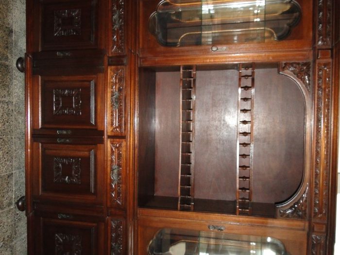 Móvel de sala em madeira trabalhada com cristaleira - óptimo estado T