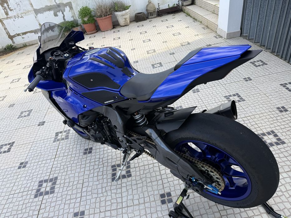 Yamaha R1 race blue