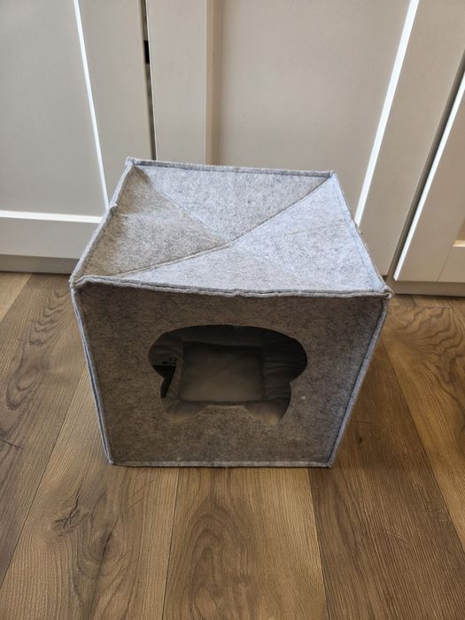 Filcowa budka dla kota do regału