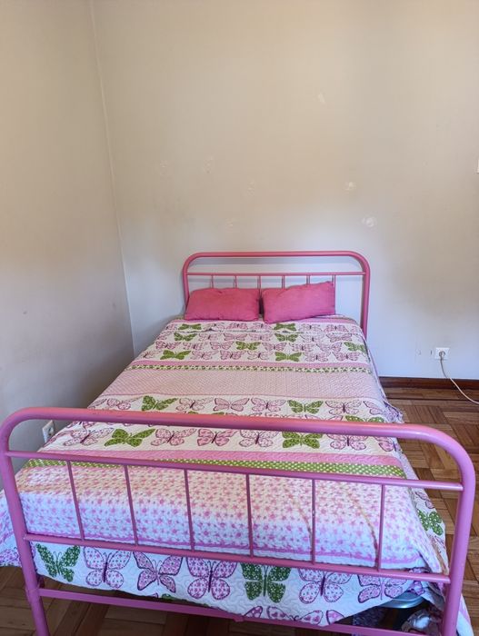 Cama ferro lacada cor de rosa (oferta do colchão)