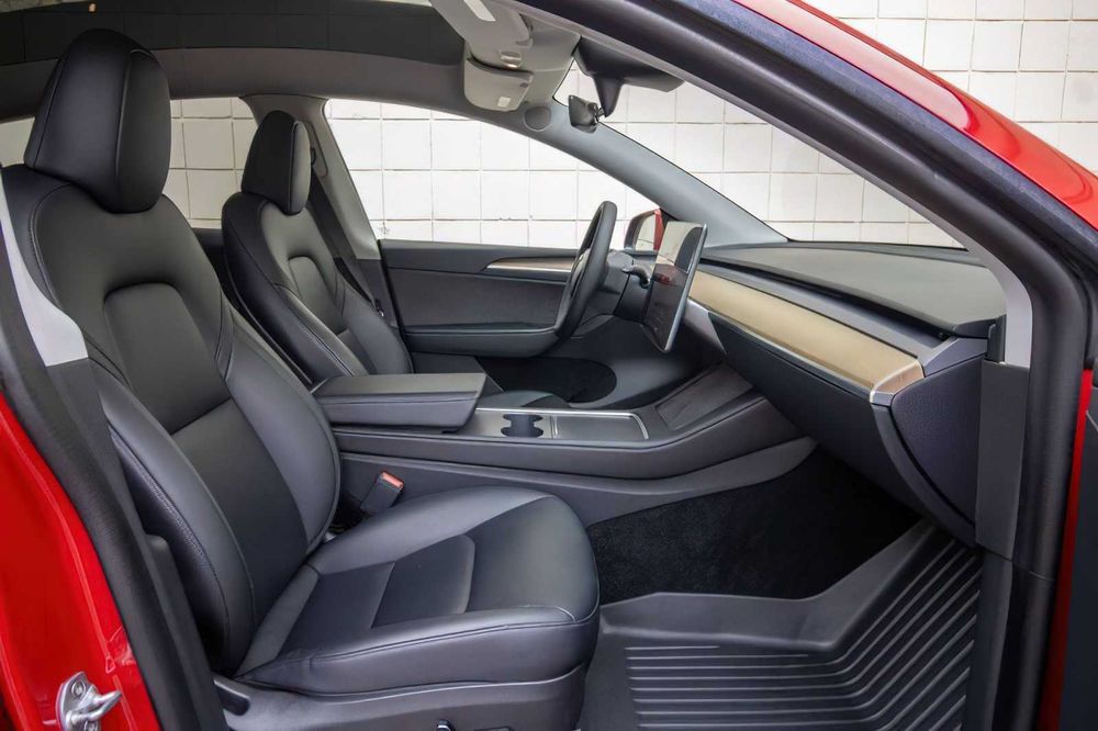 Tesla Model Y Long Range      2023