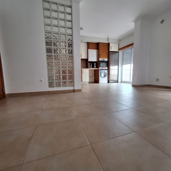 Apartamento T-2 +1,predio com elevador, piscina, zoma churrasco, park