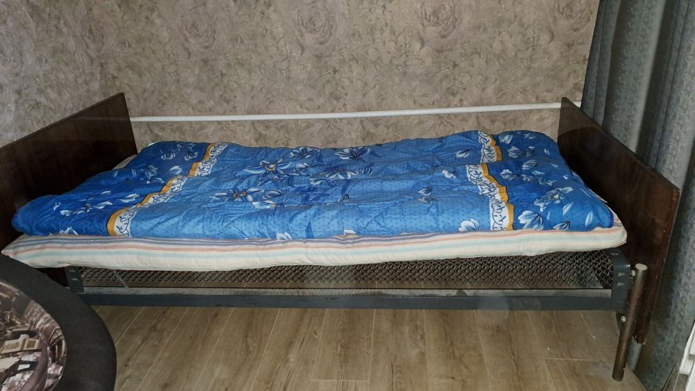 Кресло мягкое,кровать панцерная