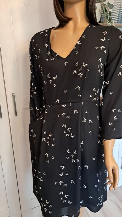 Czarna w  biale  motyle