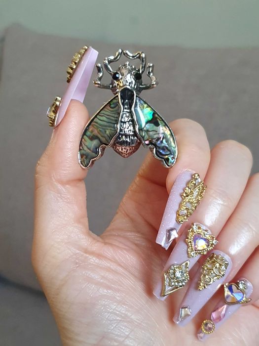 Broche / pregadeira / alfinete ou pendente borboleta traça, com concha