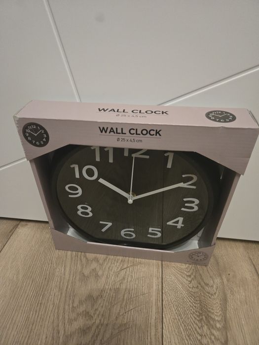 Czarny zegar ścienny średnica 25 cm