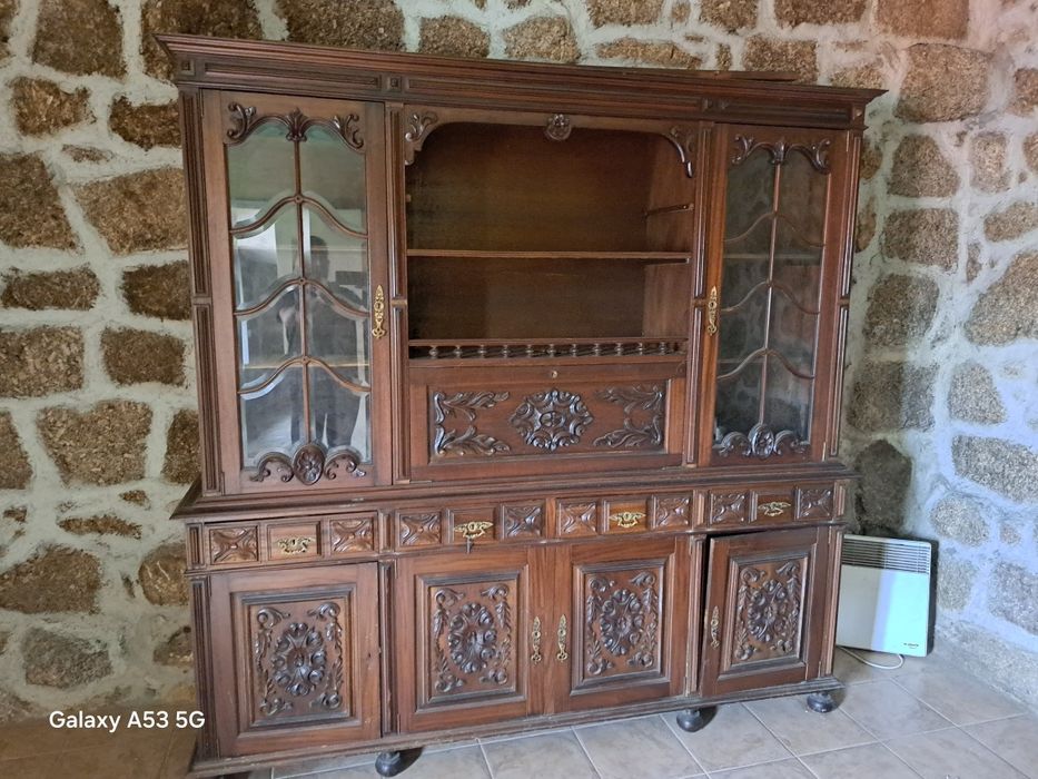 Móvel antigo em castanho