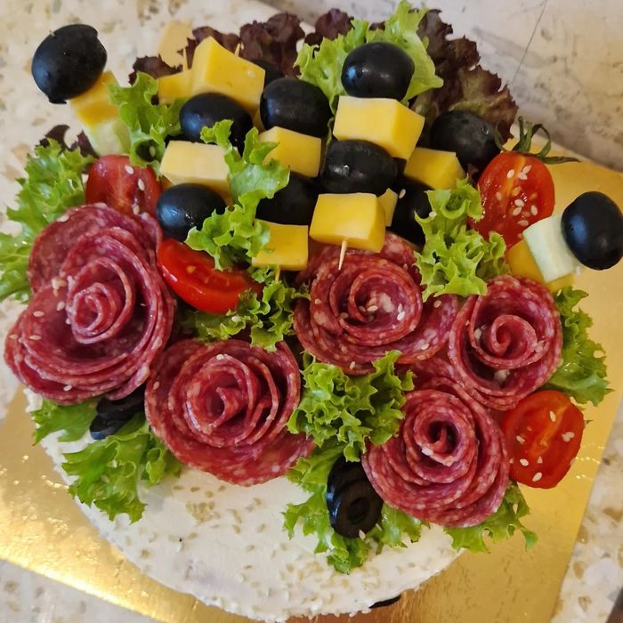 Солоний торт,  еклери та капкейки