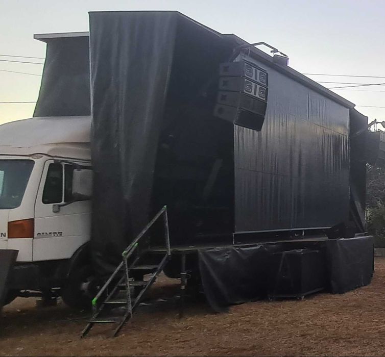 Palco Móvel Nissan Athleon, com Som, Vídeo e Luz