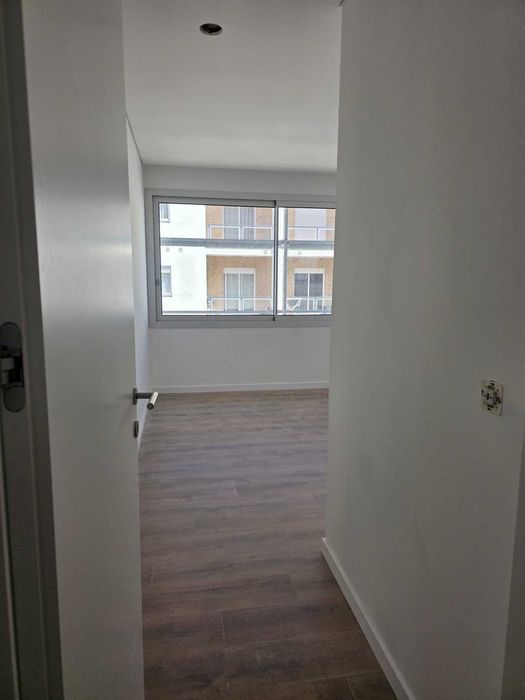 Arrenda-se apartamento T1 novo com garagem e varanda (em fase de acabamentos)
