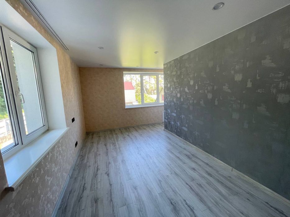 Просторий будинок, з великою земельною ділянкою, дмитро