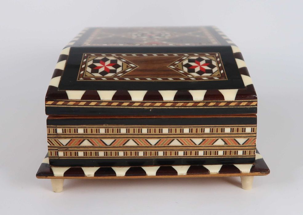 Caixa multifacetada em marchetaria