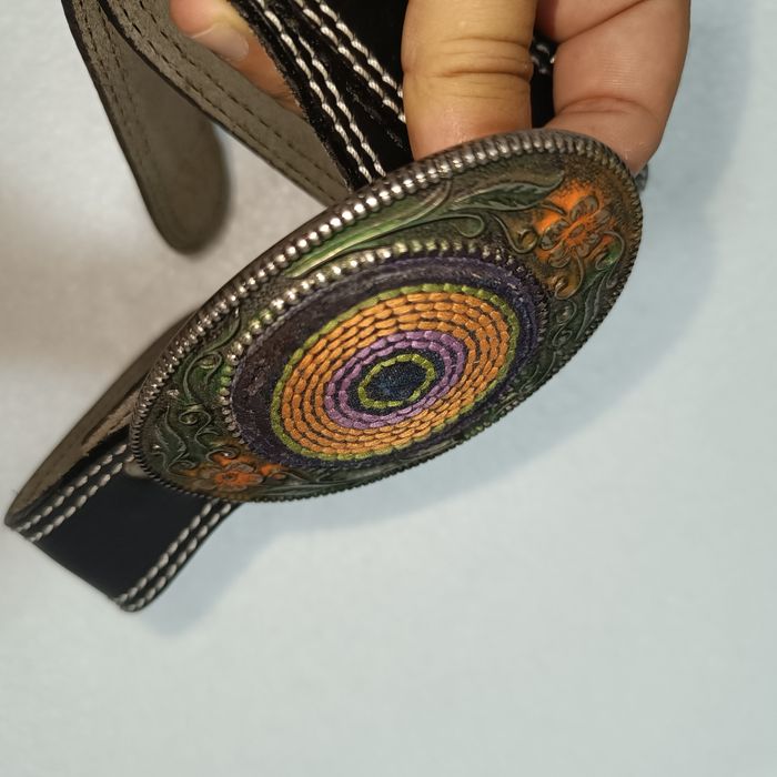 Cinto em Pele de qualidade Vintage Fivela Psicadélica Tecido em Metal