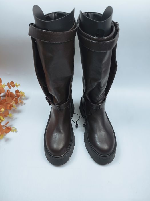 Botki kozaki buty czekoladowe ozdobnymi paskami boots wolkery biker