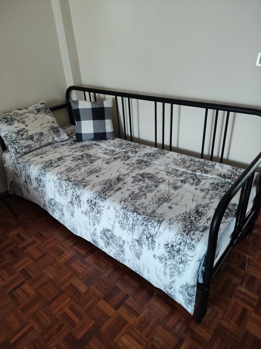 Sofá, cama de solteiro ou cama de casal quando aberta.
