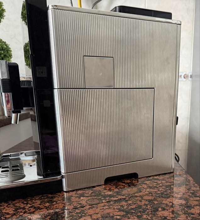Máquina de café topo de gama Maestosa Delonghi
