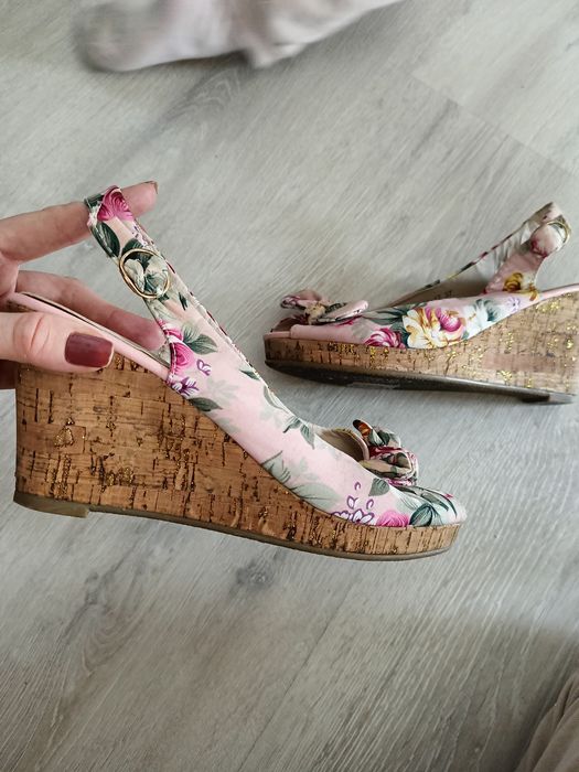 Eleganckie buty na koturnie