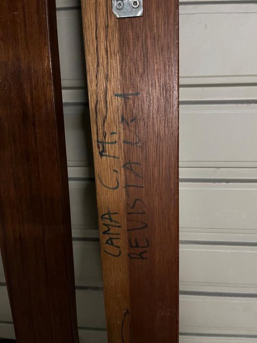 Estrutura de cama em madeira