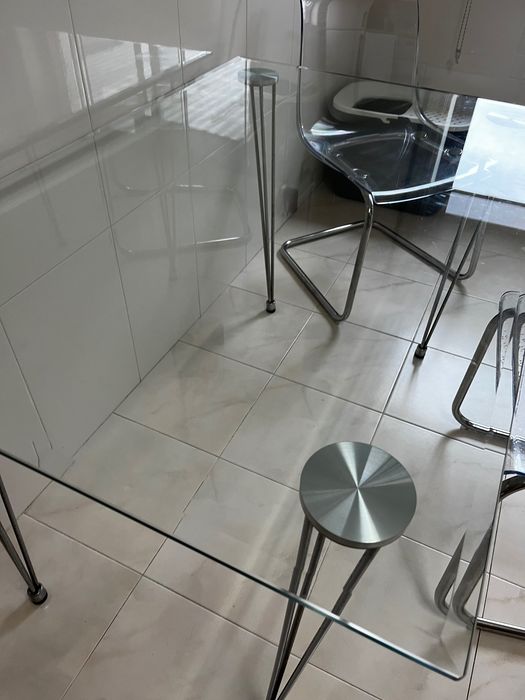 Mesa de vidro e pés em inox