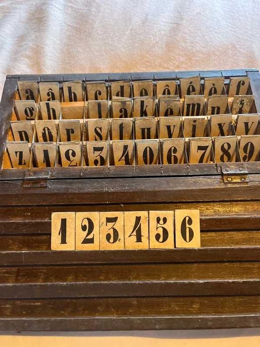 Caixa letras muito antiga sec XIX