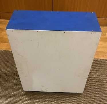 Antigo roupeiro em madeira para a boneca Nancy