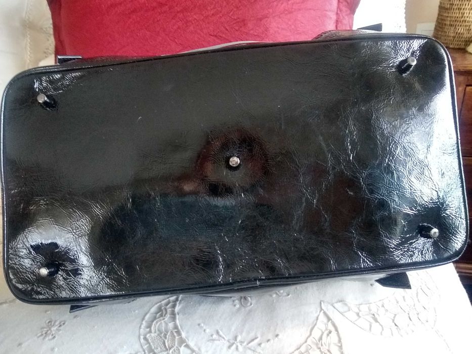 Mala e tênis originais da Burberry