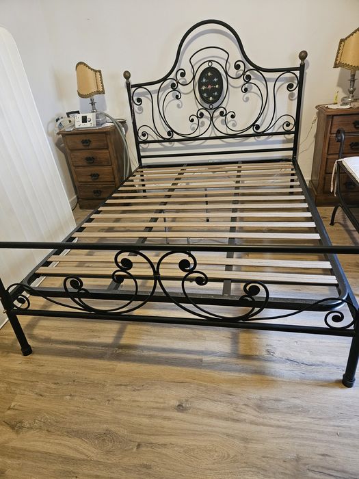 Cama de casal em ferro