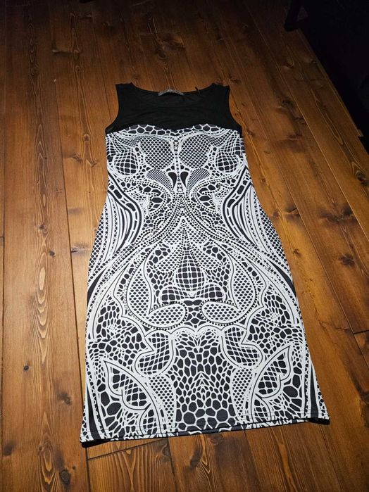 Sukienka GUESS bialo-czarna M