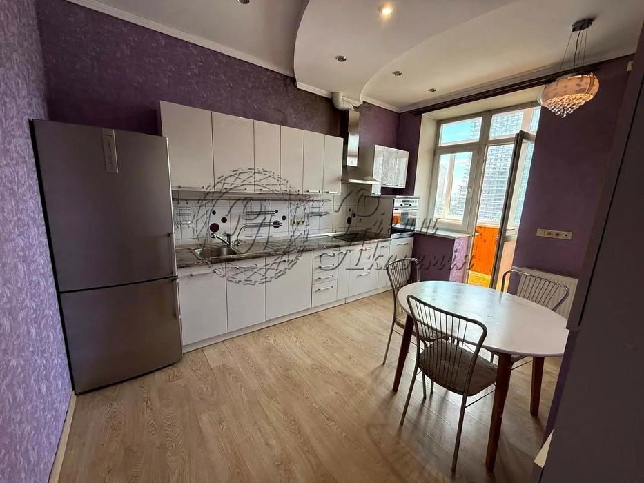 Продаж трикімнатної просторової квартири по вулиці Євгена Коновальця