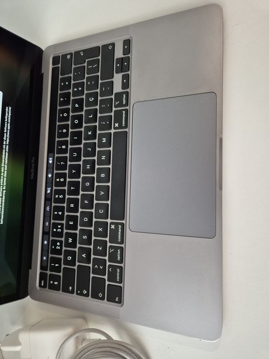 MacBook Pro 13" 2020 — 16GB RAM | 256GB | Touch Bar | PT ISO - Apple
