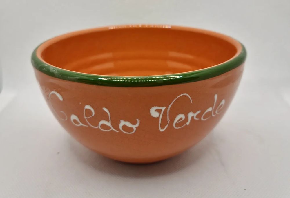 Tijelas de sopa e canecas em louça