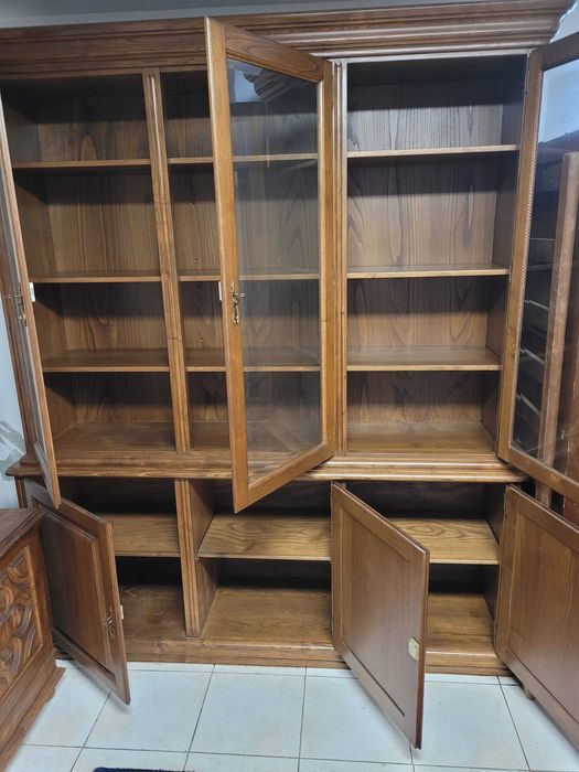 Móvel Vitrine em Madeira de Castanho