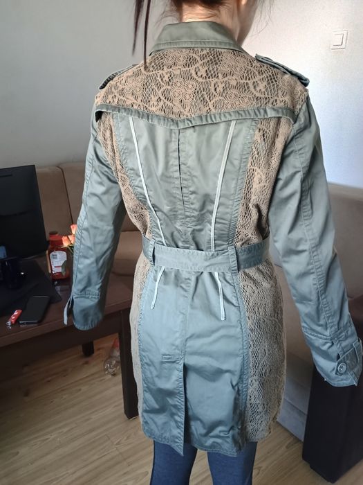 Płaszcz damski z koronką