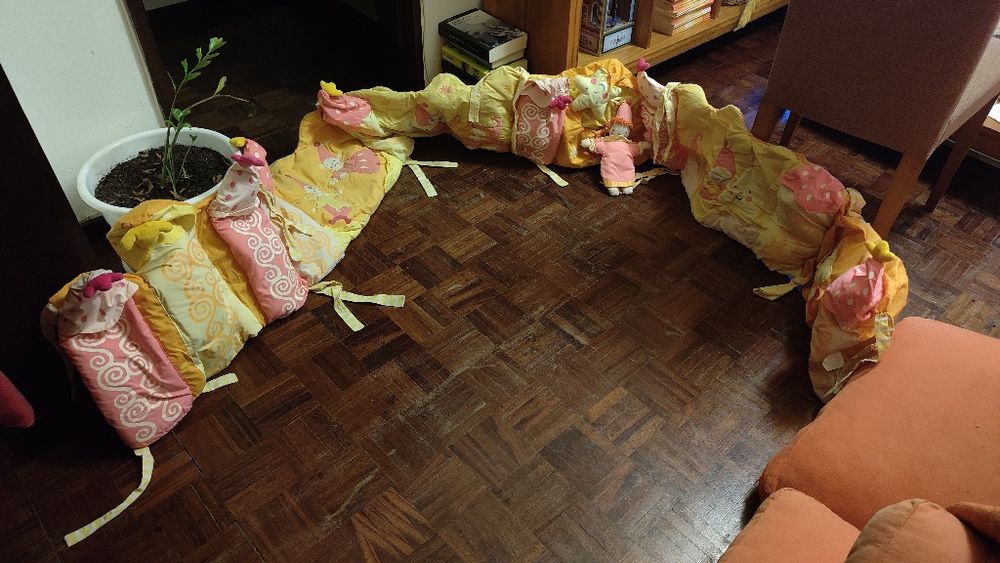 Proteção de cama de grades com decorações