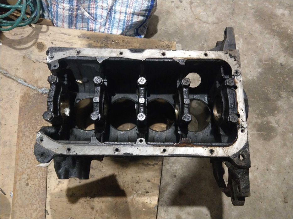 Блок впускной коллектор ГБЦ вектра а 2.0