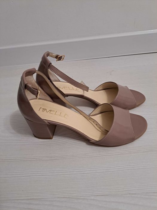 Туфлі   - босоніжки.