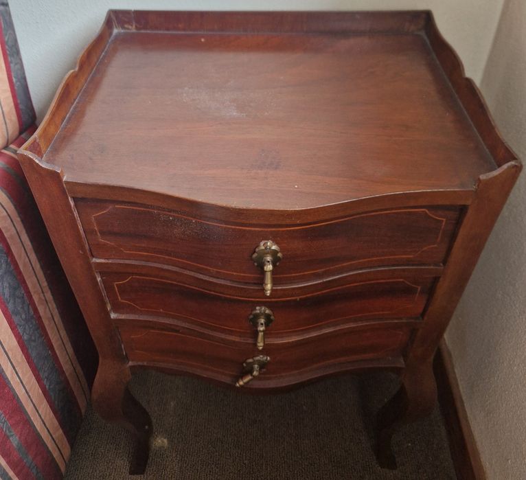Mesa de Cabeceira Antiga / Vintage em Madeira (Estilo Clássico)