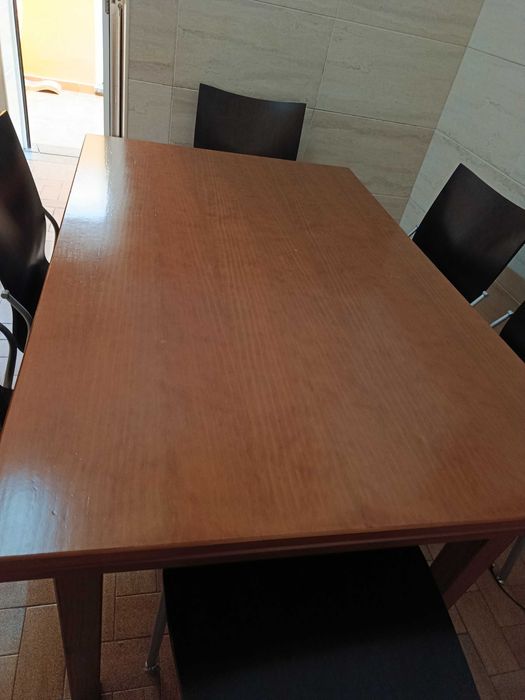 Mesa de madeira extensível com 6 cadeiras